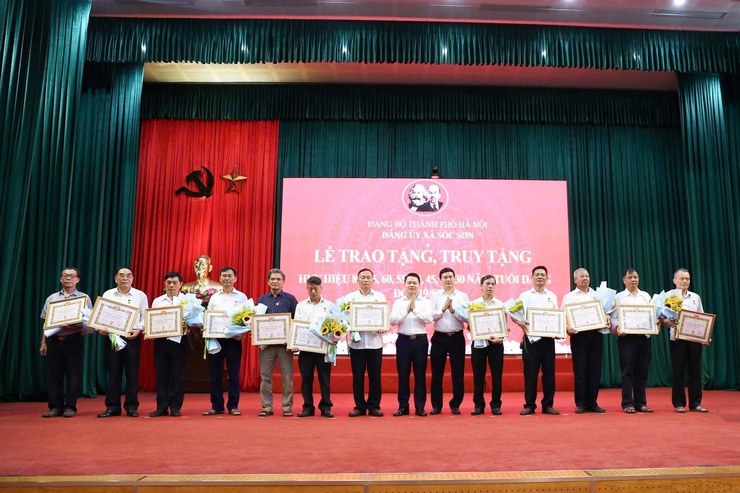 ĐẢNG ỦY XÃ SÓC SƠN TRAO TẶNG, TRUY TẶNG HUY HIỆU ĐẢNG ĐỢT 19-5 CHO 120 ĐẢNG VIÊN- Ảnh 6.