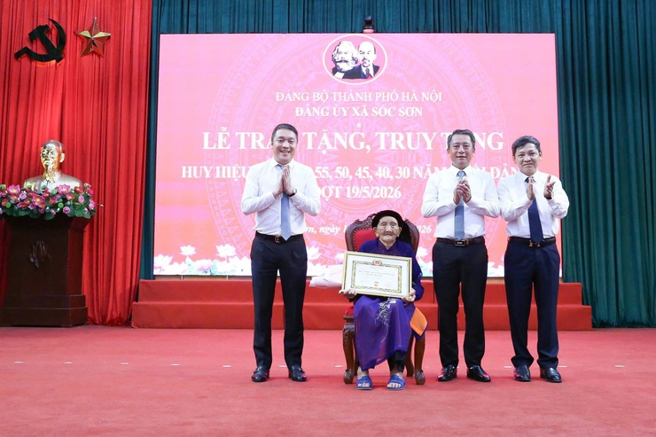 ĐẢNG ỦY XÃ SÓC SƠN TRAO TẶNG, TRUY TẶNG HUY HIỆU ĐẢNG ĐỢT 19-5 CHO 120 ĐẢNG VIÊN- Ảnh 2.