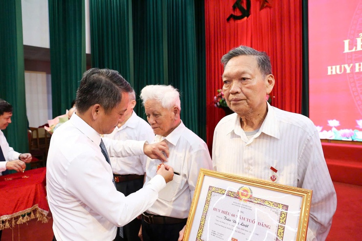 ĐẢNG ỦY XÃ SÓC SƠN TRAO TẶNG, TRUY TẶNG HUY HIỆU ĐẢNG ĐỢT 19-5 CHO 120 ĐẢNG VIÊN- Ảnh 10.