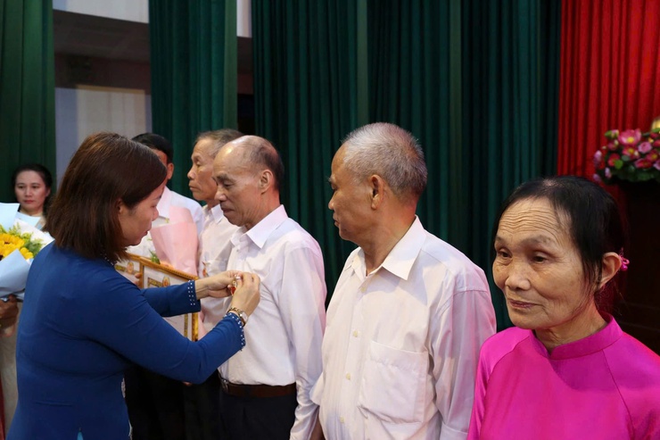 ĐẢNG ỦY XÃ SÓC SƠN TRAO TẶNG, TRUY TẶNG HUY HIỆU ĐẢNG ĐỢT 19-5 CHO 120 ĐẢNG VIÊN- Ảnh 11.