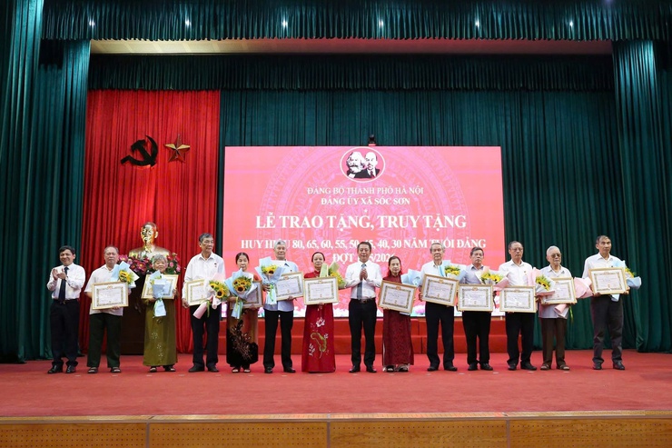 ĐẢNG ỦY XÃ SÓC SƠN TRAO TẶNG, TRUY TẶNG HUY HIỆU ĐẢNG ĐỢT 19-5 CHO 120 ĐẢNG VIÊN- Ảnh 3.