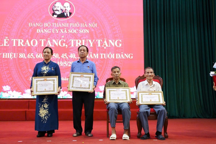 ĐẢNG ỦY XÃ SÓC SƠN TRAO TẶNG, TRUY TẶNG HUY HIỆU ĐẢNG ĐỢT 19-5 CHO 120 ĐẢNG VIÊN- Ảnh 15.