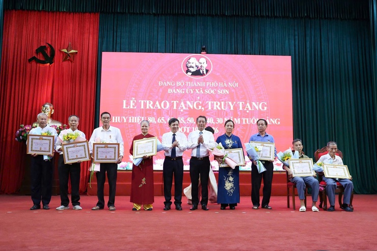 ĐẢNG ỦY XÃ SÓC SƠN TRAO TẶNG, TRUY TẶNG HUY HIỆU ĐẢNG ĐỢT 19-5 CHO 120 ĐẢNG VIÊN- Ảnh 4.