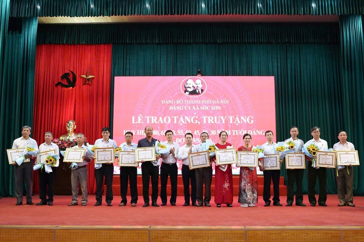 ĐẢNG ỦY XÃ SÓC SƠN TRAO TẶNG, TRUY TẶNG HUY HIỆU ĐẢNG ĐỢT 19-5 CHO 120 ĐẢNG VIÊN- Ảnh 16.