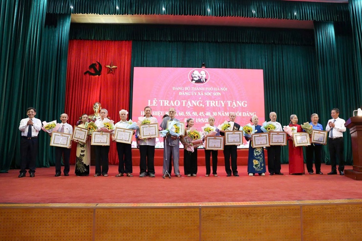 ĐẢNG ỦY XÃ SÓC SƠN TRAO TẶNG, TRUY TẶNG HUY HIỆU ĐẢNG ĐỢT 19-5 CHO 120 ĐẢNG VIÊN- Ảnh 17.