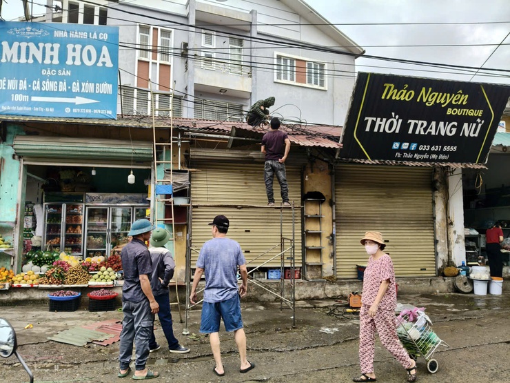 Đồng chí Nguyễn Viết Đạt – Chủ tịch UBND phường Tùng Thiện kiểm tra thực tế công tác quản lý tại chợ Xuân Khanh- Ảnh 3.