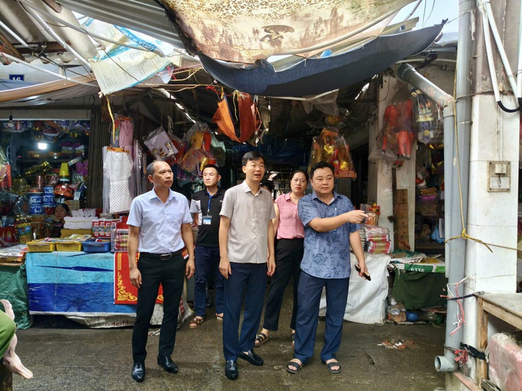 Đồng chí Nguyễn Viết Đạt – Chủ tịch UBND phường Tùng Thiện kiểm tra thực tế công tác quản lý tại chợ Xuân Khanh- Ảnh 2.