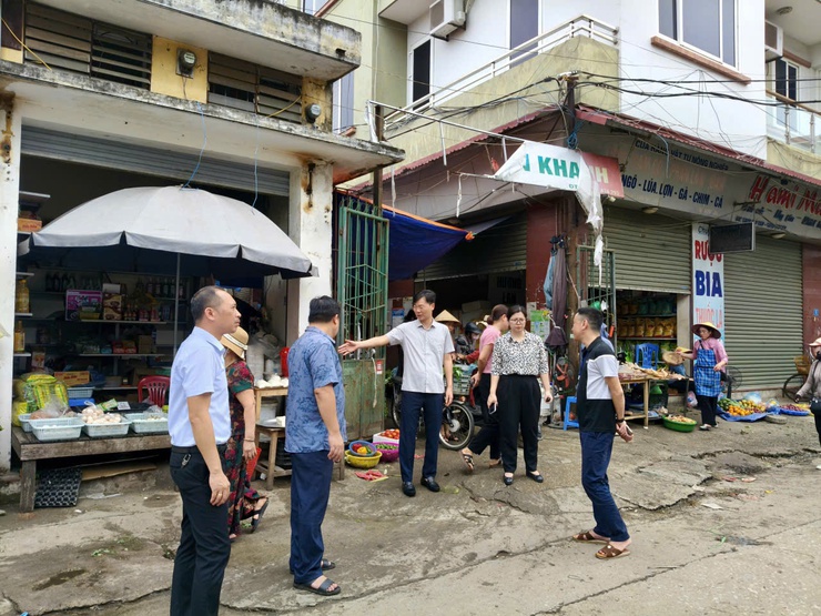 Đồng chí Nguyễn Viết Đạt – Chủ tịch UBND phường Tùng Thiện kiểm tra thực tế công tác quản lý tại chợ Xuân Khanh- Ảnh 1.