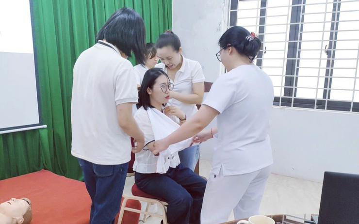 Bồi dưỡng kỹ năng xử trí tai nạn thương tích cho cán bộ, giáo viên các trường học trên địa bàn xã Bát Tràng- Ảnh 1.