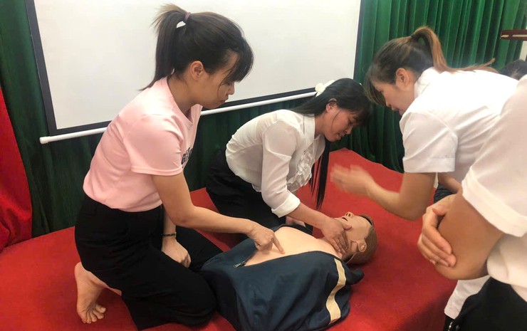 Bồi dưỡng kỹ năng xử trí tai nạn thương tích cho cán bộ, giáo viên các trường học trên địa bàn xã Bát Tràng- Ảnh 2.
