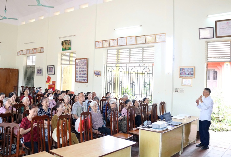 Trạm y tế xã Quảng Bị truyền thông hướng dẫn theo dõi sức khoẻ, phát hiện sớm bệnh tăng huyết áp, đái tháo đường- Ảnh 1.