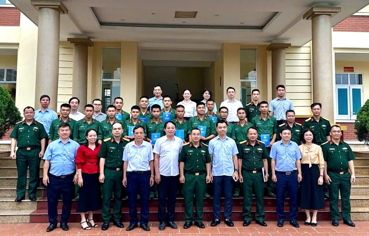 Lãnh đạo xã Bát Tràng thăm, động viên chiến sĩ nghĩa vụ tại Lữ đoàn pháo binh 45- Ảnh 4.