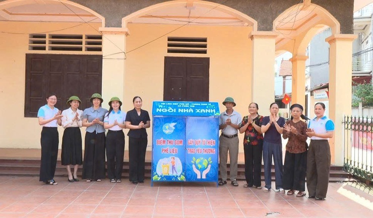 HỘI LHPN XÃ PHÚC THỌ PHỐI HỢP VỚI PHÒNG KINH TẾ XÃ BÀN GIAO MÔ HÌNH "NGÔI NHÀ XANH" TẠI THÔN DÂN CƯ, CƠ QUAN, ĐƠN VỊ TRÊN ĐỊA BÀN- Ảnh 4.
