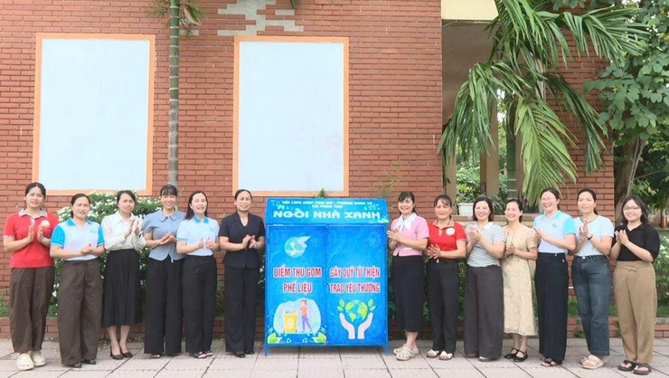 HỘI LHPN XÃ PHÚC THỌ PHỐI HỢP VỚI PHÒNG KINH TẾ XÃ BÀN GIAO MÔ HÌNH "NGÔI NHÀ XANH" TẠI THÔN DÂN CƯ, CƠ QUAN, ĐƠN VỊ TRÊN ĐỊA BÀN- Ảnh 3.