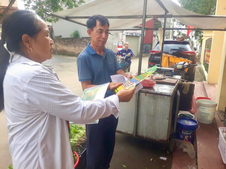 HỘI LHPN XÃ PHÚC THỌ PHỐI HỢP VỚI PHÒNG KINH TẾ TUYÊN TRUYỀN PHÒNG, CHỐNG RÁC THẢI NHỰA VÀ QUẢN LÝ CHẤT THẢI RẮN SINH HOẠT- Ảnh 2.