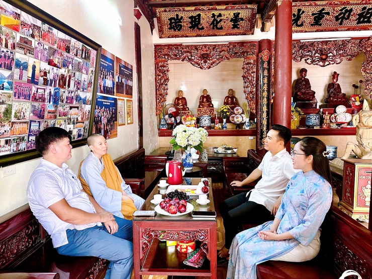 Đồng chí Lý Duy Xuân – Phó Bí thư thường trực Đảng uỷ phường thăm, tặng quà chùa Quang Phúc nhân dịp Đại lễ Phật đản PL 2570 - DL 2026- Ảnh 1.