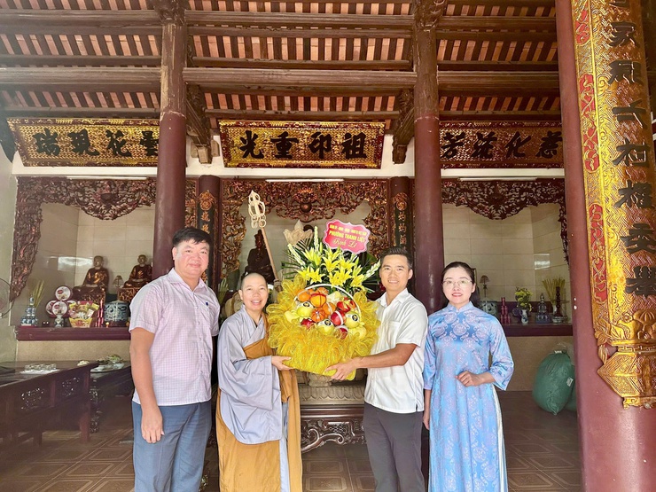 Đồng chí Lý Duy Xuân – Phó Bí thư thường trực Đảng uỷ phường thăm, tặng quà chùa Quang Phúc nhân dịp Đại lễ Phật đản PL 2570 - DL 2026- Ảnh 2.