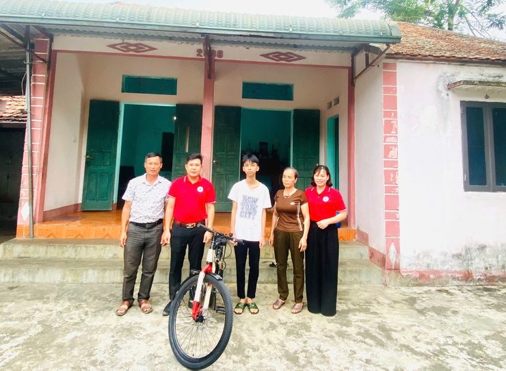 Hội Chữ thập đỏ xã Phú Nghĩa trao tặng xe đạp cho học sinh có hoàn cảnh khó khăn- Ảnh 1.