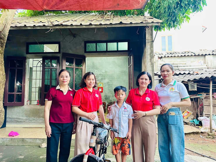 Hội Chữ thập đỏ xã Phú Nghĩa trao tặng xe đạp cho học sinh có hoàn cảnh khó khăn- Ảnh 2.