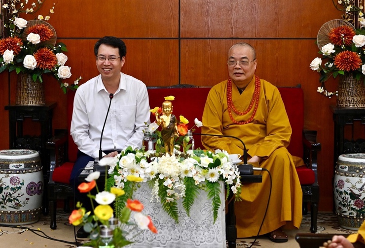 Lãnh đạo phường Cửa Nam và Viện Trần Nhân Tông thăm, chúc mừng Trung ương GHPGVN nhân mùa Phật đản Vesak 2026- Ảnh 3.