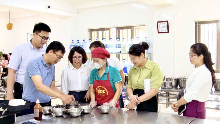 BAN VĂN HÓA – XÃ HỘI HĐND XÃ THƯ LÂM GIÁM SÁT CÔNG TÁC BẢO ĐẢM VỆ SINH AN TOÀN THỰC PHẨM TẠI TRƯỜNG MẦM NON THƯ LÂM
- Ảnh 13.