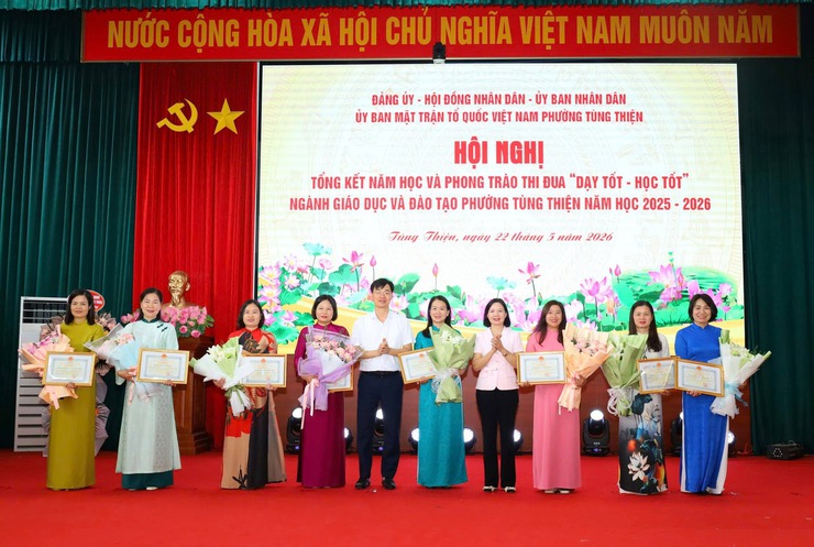 Phường Tùng Thiện tổng kết năm học 2025–2026 và tuyên dương phong trào thi đua “Dạy tốt – học tốt”- Ảnh 1. Phường Tùng Thiện tổng kết năm học 2025–2026 và tuyên dương phong trào thi đua “Dạy tốt – học tốt”- Ảnh 1.