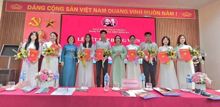 Đảng bộ trường THPT Đống Đa và Chi bộ trường THPT Hoàng Cầu tổ chức Lễ kết nạp đảng viên mới- Ảnh 2.