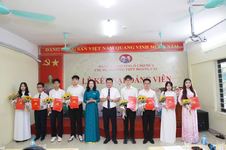 Đảng bộ trường THPT Đống Đa và Chi bộ trường THPT Hoàng Cầu tổ chức Lễ kết nạp đảng viên mới- Ảnh 3.
