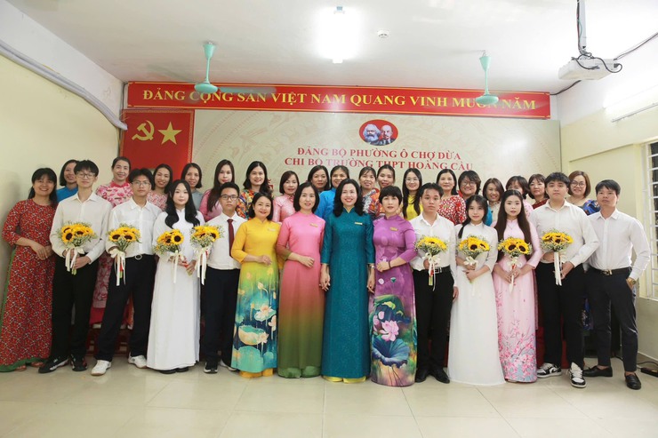 Đảng bộ trường THPT Đống Đa và Chi bộ trường THPT Hoàng Cầu tổ chức Lễ kết nạp đảng viên mới- Ảnh 4.