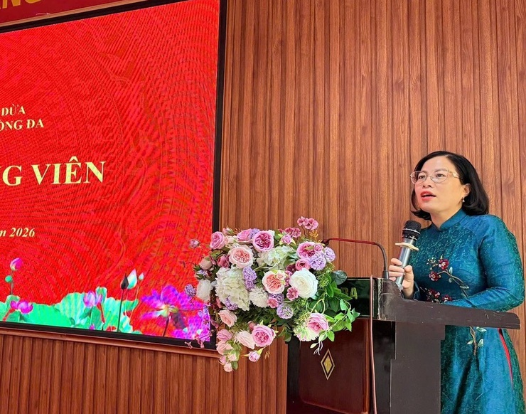 Đảng bộ trường THPT Đống Đa và Chi bộ trường THPT Hoàng Cầu tổ chức Lễ kết nạp đảng viên mới- Ảnh 1.