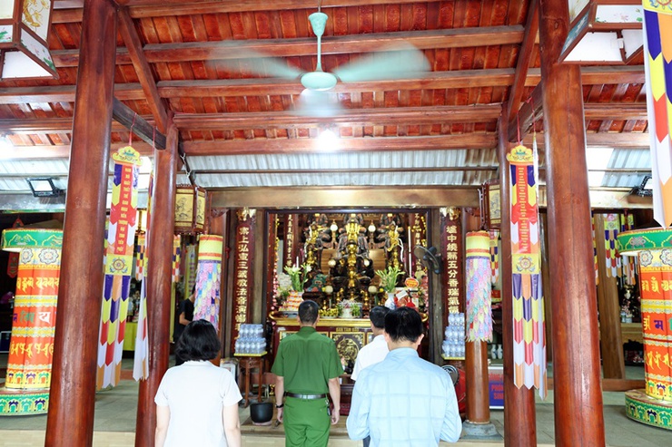 Đồng chí Trưởng Công an xã Nguyễn Trọng Hiếu và đoàn công tác của xã thăm, chúc mừng tại chùa Phúc Quang, chùa Linh Quang và chùa Thiên Sơn.- Ảnh 4.