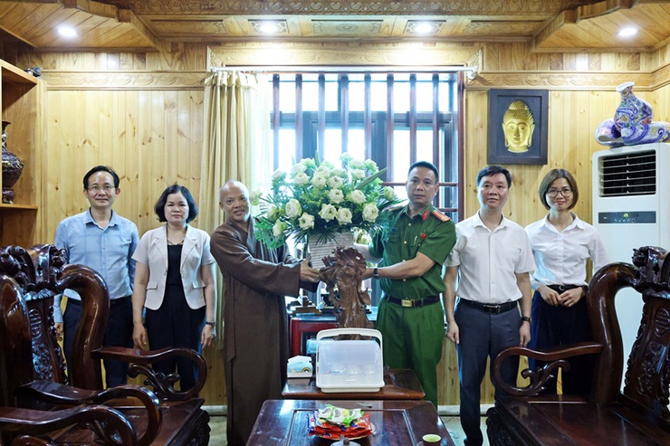Đồng chí Trưởng Công an xã Nguyễn Trọng Hiếu và đoàn công tác của xã thăm, chúc mừng tại chùa Phúc Quang, chùa Linh Quang và chùa Thiên Sơn.- Ảnh 5.