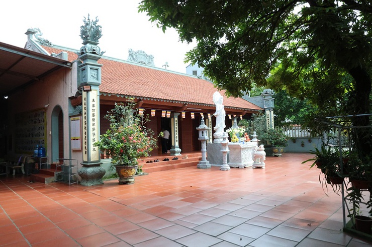 Đồng chí Trưởng Công an xã Nguyễn Trọng Hiếu và đoàn công tác của xã thăm, chúc mừng tại chùa Phúc Quang, chùa Linh Quang và chùa Thiên Sơn.- Ảnh 1.