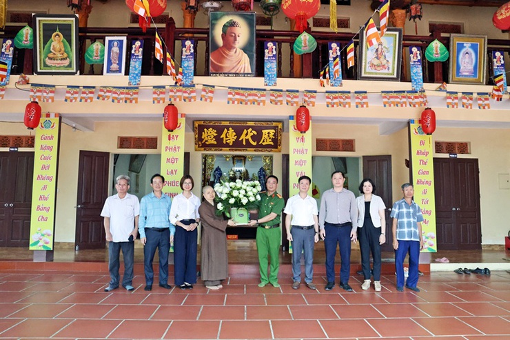 Đồng chí Trưởng Công an xã Nguyễn Trọng Hiếu và đoàn công tác của xã thăm, chúc mừng tại chùa Phúc Quang, chùa Linh Quang và chùa Thiên Sơn.- Ảnh 2.
