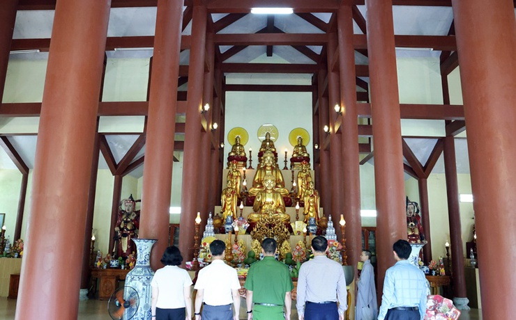 Đồng chí Trưởng Công an xã Nguyễn Trọng Hiếu và đoàn công tác của xã thăm, chúc mừng tại chùa Phúc Quang, chùa Linh Quang và chùa Thiên Sơn.- Ảnh 6.