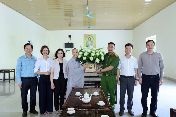 Đồng chí Trưởng Công an xã Nguyễn Trọng Hiếu và đoàn công tác của xã thăm, chúc mừng tại chùa Phúc Quang, chùa Linh Quang và chùa Thiên Sơn.- Ảnh 7.