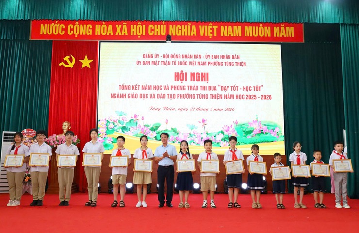 Phường Tùng Thiện tổng kết năm học 2025–2026 và tuyên dương phong trào thi đua “Dạy tốt – học tốt”- Ảnh 2.