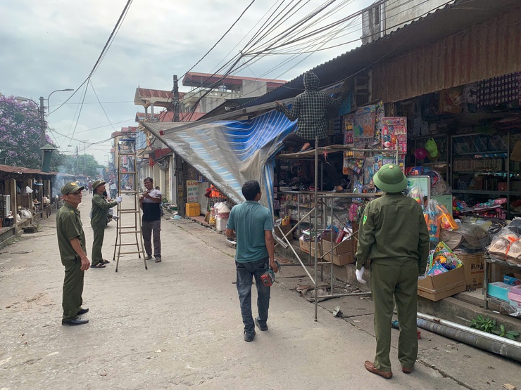BCĐ 197 phường Tùng Thiện tiếp tục ra quân lập lại trật tự, kỷ cương, văn minh đô thị- Ảnh 1.