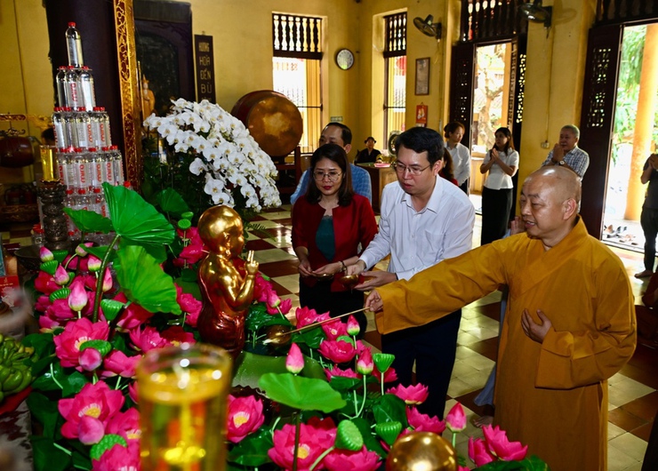 Lãnh đạo phường Cửa Nam và Viện Trần Nhân Tông thăm, chúc mừng Trung ương GHPGVN nhân mùa Phật đản Vesak 2026- Ảnh 1.