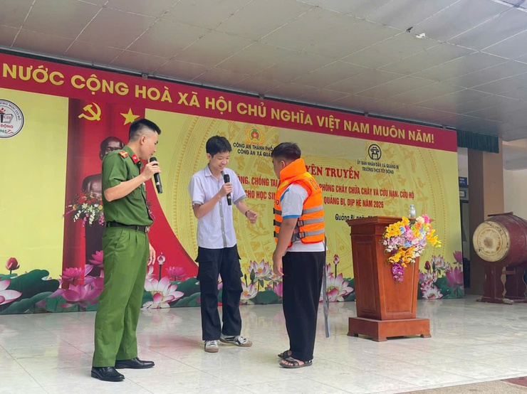 Tuyên truyền kỹ năng phòng chống đuối nước và PCCC cho 3.300 học sinh trường THCS Tốt Động, THCS Hoàng Diệu và THCS Lam Điền- Ảnh 2.