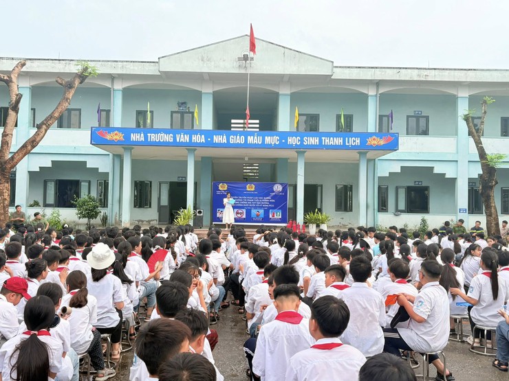 Tăng cường kỹ năng phòng chống tai nạn và tuyên truyền pháp luật cho học sinh THCS Viên An
- Ảnh 1.