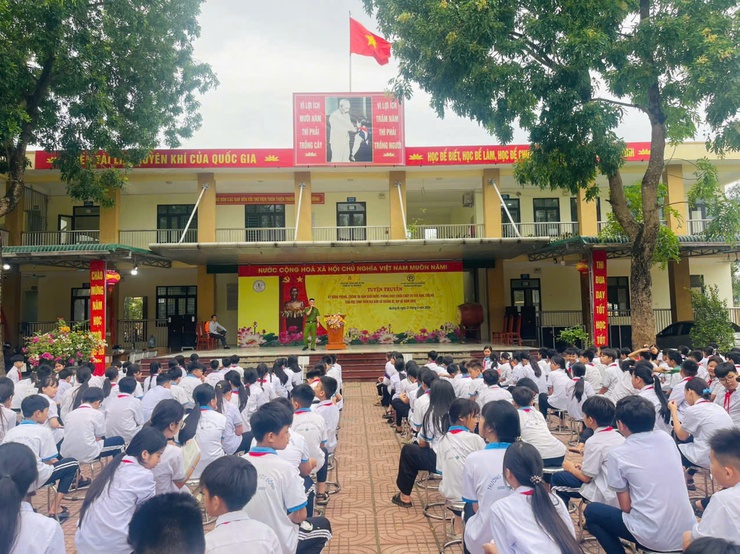 Tuyên truyền kỹ năng phòng chống đuối nước và PCCC cho 3.300 học sinh trường THCS Tốt Động, THCS Hoàng Diệu và THCS Lam Điền- Ảnh 4.