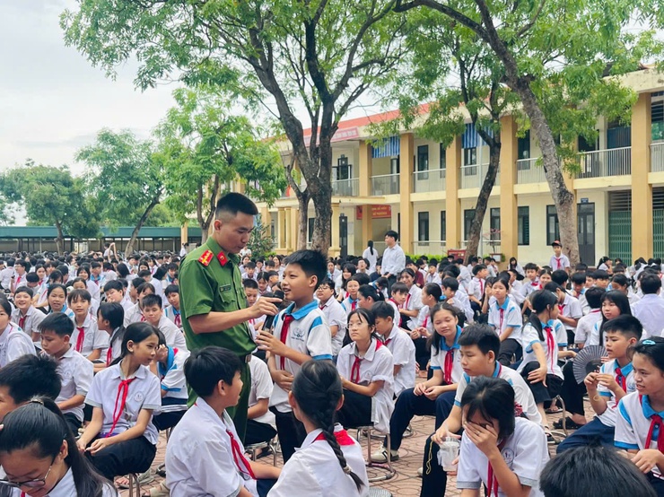 Tuyên truyền kỹ năng phòng chống đuối nước và PCCC cho 3.300 học sinh trường THCS Tốt Động, THCS Hoàng Diệu và THCS Lam Điền- Ảnh 5.