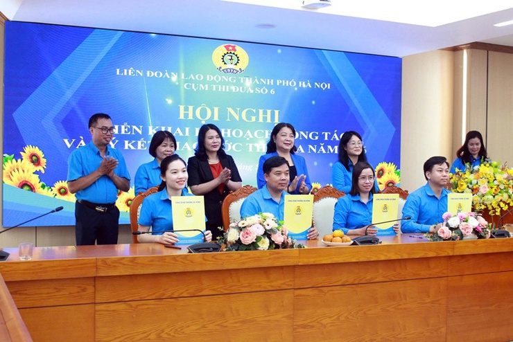 CỤM THI ĐUA SỐ 06 - LĐLĐ THÀNH PHỐ HÀ NỘI TỔ CHỨC THÀNH CÔNG HỘI NGHỊ TRIỂN KHAI CÔNG TÁC VÀ KÝ KẾT GIAO ƯỚC THI ĐUA NĂM 2026- Ảnh 1.