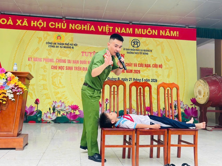 Tuyên truyền kỹ năng phòng chống đuối nước và PCCC cho 3.300 học sinh trường THCS Tốt Động, THCS Hoàng Diệu và THCS Lam Điền- Ảnh 7.