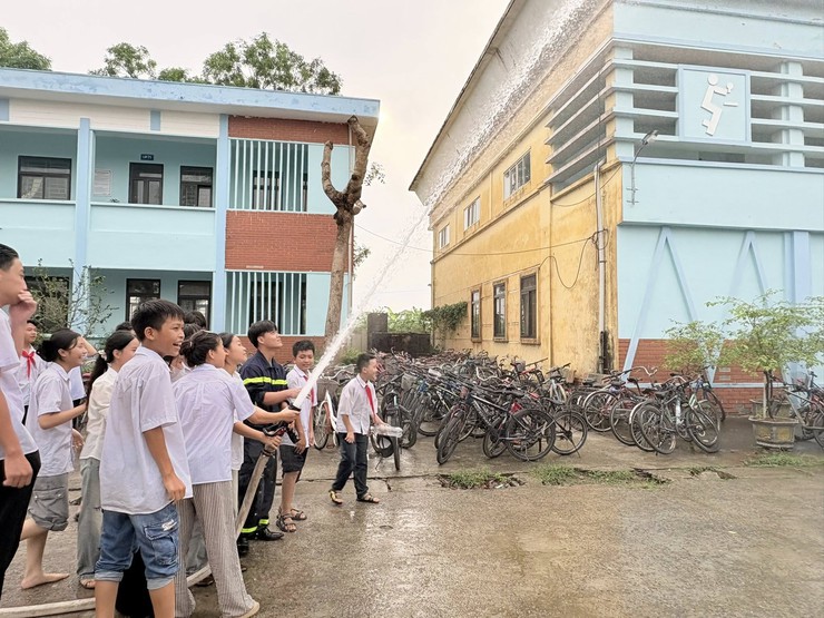 Tăng cường kỹ năng phòng chống tai nạn và tuyên truyền pháp luật cho học sinh THCS Viên An
- Ảnh 5.