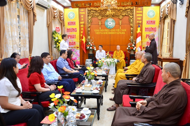 Lãnh đạo phường Cửa Nam và Viện Trần Nhân Tông thăm, chúc mừng Trung ương GHPGVN nhân mùa Phật đản Vesak 2026- Ảnh 2.