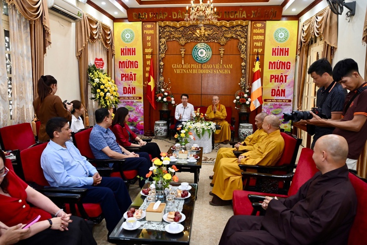 Lãnh đạo phường Cửa Nam và Viện Trần Nhân Tông thăm, chúc mừng Trung ương GHPGVN nhân mùa Phật đản Vesak 2026- Ảnh 5.