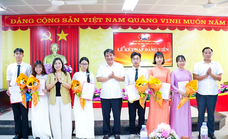 Chi bộ Trường THPT Lý Tử Tấn chú trọng phát triển Đảng trong giáo viên, học sinh - Ảnh 3.