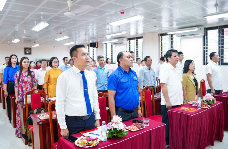 Chi bộ Trường THPT Lý Tử Tấn chú trọng phát triển Đảng trong giáo viên, học sinh - Ảnh 1.